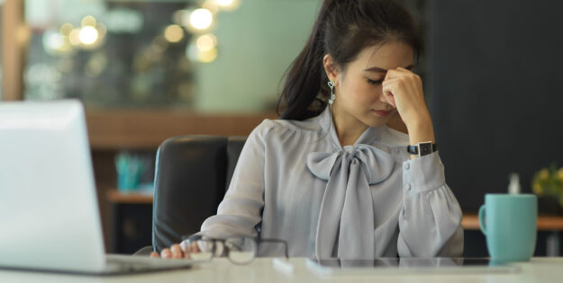 Businesswoman felling upset while working in her office room assédio